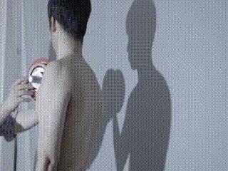 他将人脸变成镜子，映射出全世界的虚拟与真实