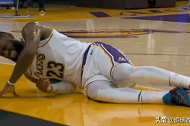 突发！詹皇惨遭压伤，痛苦倒地打滚，一瘸一拐离场+发怒打翻椅子图片