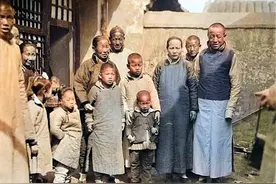 老天津卫两件奇事：赵疯子娼门登大宝，雷击小刀子王二图片