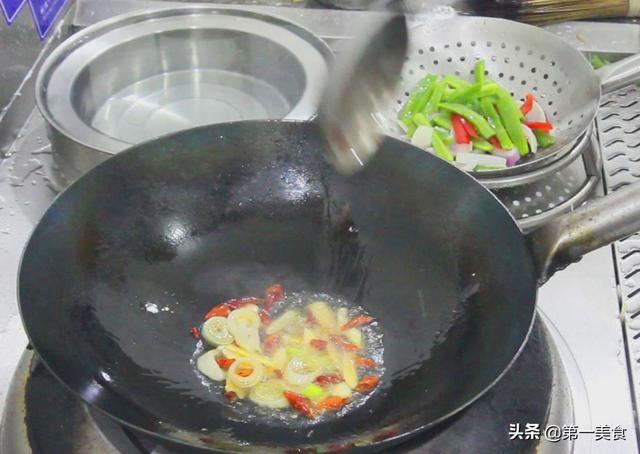 厨师长做道爆炒鱿鱼，脆嫩无腥味，几分钟做一盘，看看你也会