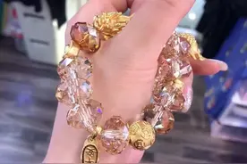 戴腻了黄金手镯和手链？教你4种转运珠搭配思路，时髦度翻倍图片