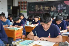 #邢台头条#巨鹿中学的高三学生争分夺秒，加紧复习，备战高考图片