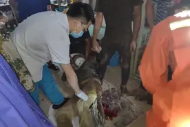 突发！杭州一工人下体被钢筋插入图片
