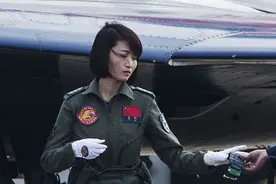 中国首位歼10女飞行员，因跳伞失败牺牲，葬礼中36万群众来送别图片