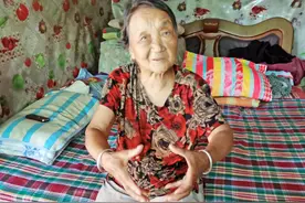 8旬老奶命运坎坷多灾难，养育3儿2女受苦累，32年寡母娶回仨媳妇图片