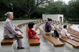 为什么有人忙着带孙子，却不愿意照顾父母？这三位子女说了扎心话图片