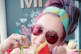 张柏芝罕晒老公视角，母子三人漫步沙滩很浪漫，神秘男样貌全曝光图片