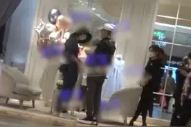 70岁王石与嫩妻田朴珺带娃逛商场，一家三口首度同框温馨有爱图片