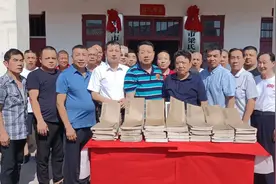 耒阳梁氏宗亲会举行“晒谱”仪式图片