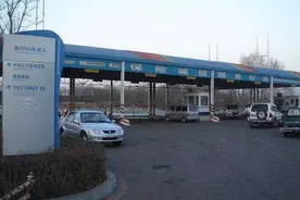 交警高速拦下一辆哈弗H6，看到车牌被气笑了，网友：这谁敢惹？图片