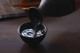 酒桌上的怎样倒酒与敬酒，酒文化与中庸之道图片