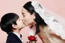 接吻、下跪、求婚，董洁和儿子的结婚照被群嘲：他还只是个孩子呀图片
