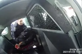 美国警察再次暴力执法，连9岁女孩都不放过图片