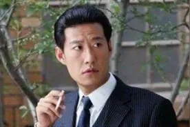和前妻离婚后，娶小13岁娇妻，6年里生3娃，片约不断成为屏幕硬汉图片