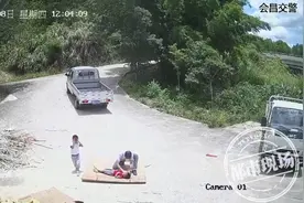 赣州：2名幼童玩耍被车压，肇事者是一孩子的父亲图片