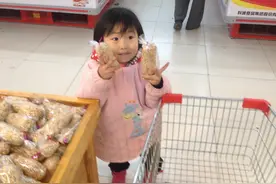 3岁小女孩偷吃葡萄，因为物权意识匮乏，父母应该从你我之分教起图片