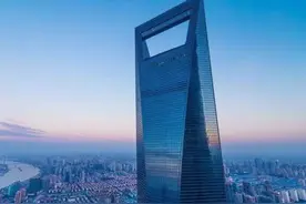 一线城市商业烂尾楼AB面：仅距百米，涅槃重生VS杂草丛生图片