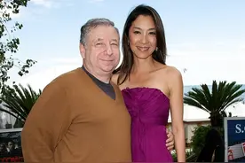 杨紫琼与74岁老公秀恩爱，穿小码鞋包不住拇指外翻，看着都疼图片