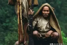 喜马拉雅山悬崖上的采蜜人图片