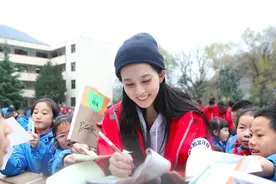 毛阿敏女儿近照，17岁身高173深眼窝超像袁泉，低调出道颜值太高图片
