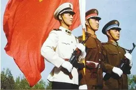 路人向站岗士兵敬礼，会发生什么？图片
