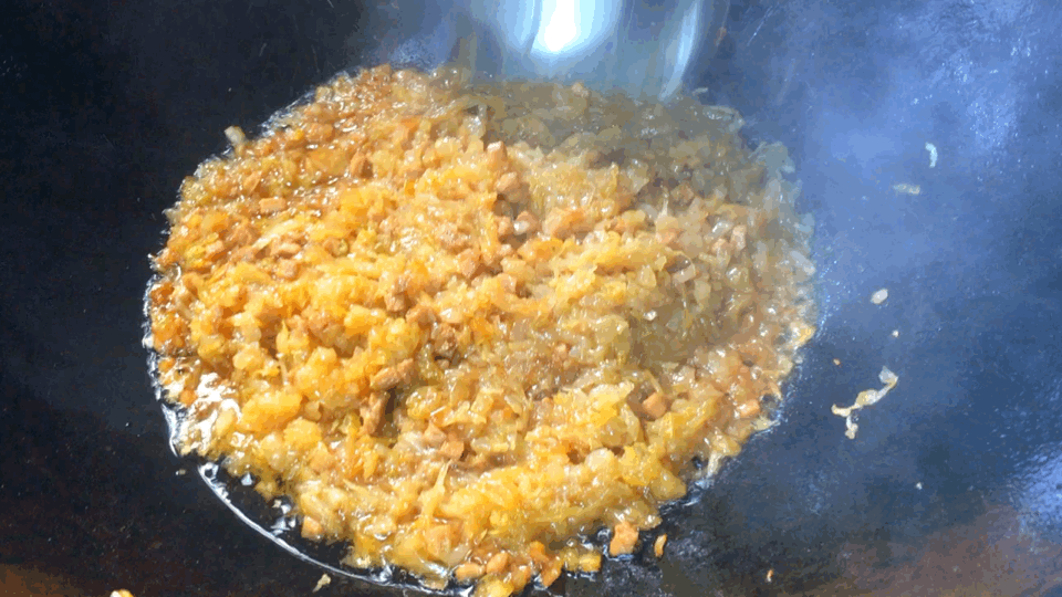 二伏吃面，东北人最爱的却是酸菜肉末打卤面，面条筋道，卤子鲜香