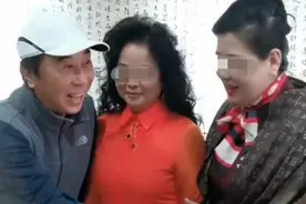 63岁冯巩被大妈挽手揩油？身边围绕七八名大妈，接连握手忙不停图片