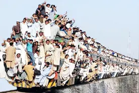 印度春运 开挂的民族火车挂票视频封面