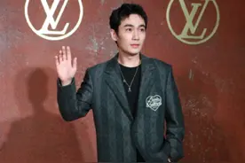 朱一龙被疑抢C耍大牌！引刘亦菲、周冬雨粉丝混战，舒淇点赞内涵图片