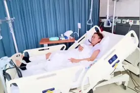 38岁应采儿双腿打石膏，半卧病床进行康复训练，病房内追看奥运会图片