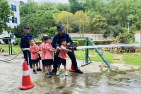 六一，小朋友们来“大画”消防啦！图片