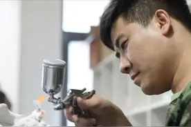 参加过天安门阅兵的“兵王”，退役后选择上街摆摊擦皮鞋图片