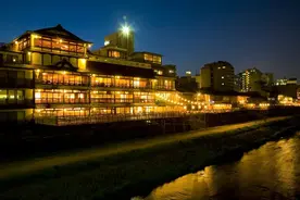 京都旅行 |“吃”在鸭川边的百年五层古楼中图片