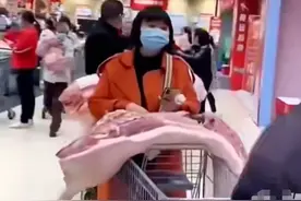 数百人排队买肉，人人都买半扇猪，网友：真豪横啊图片