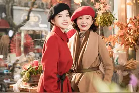 上了岁数的女人，冬天穿衣要有讲究，帽子+呢大衣，时髦又显气质图片