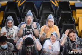 皮!全红婵长隆玩激流勇进,谢思埸掀掉她雨衣帽子,红姐淋成落汤鸡图片