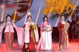 央视五位美女主播齐亮相！张蕾汉服端庄优雅，王冰冰造型清秀可人图片