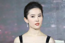 刘亦菲身穿黑色吊带连衣裙，气质清冷高贵的佳人图片