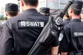警察巡逻背着“大宝剑”？以为是简单的冷兵器，没想到作用这么大图片