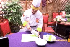 昆明这位大厨的“奇功”绝了！蒙眼切丝还穿针， 气球上切蓑衣黄瓜！图片