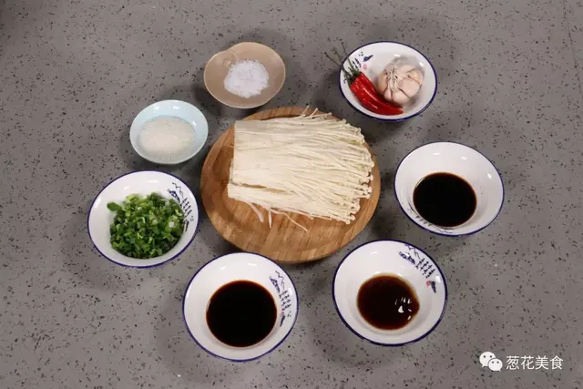 蒜蓉金针菇家常做法，味道鲜美，口感脆滑，做法简单轻松上桌