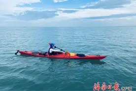 15岁少年单人皮艇成功横渡琼州海峡图片