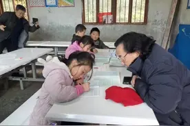 这位古稀老人八过家门而不入写了一本书，他称要“请反华人士看”图片