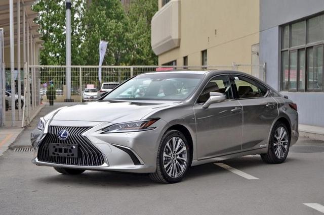 36万提了辆雷克萨斯ES300h，再开朋友奥迪A6L，车主：不能比