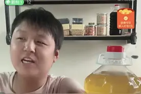 失去双臂和脚趾，河南26岁小伙直播带货养家，卖出第一单时，母亲哭了图片