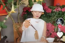 杨丽萍“不生孩子”被群嘲：女人生孩子是权力，不是义务图片