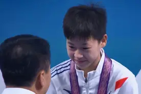 全红婵紧抱大恩人！曾“开后门”帮她进省队，夺冠后大方送吉祥物图片