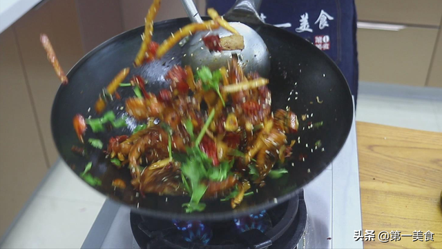 干锅香辣虾用阿飞的方法，在家也能吃到饭店味道，麻辣味浓超好吃