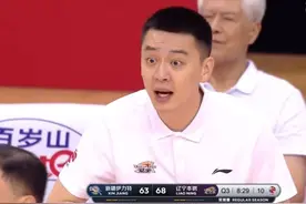 CBA裁判大闹剧，没摔倒也吹假摔？杨鸣抗议声真大，对手看不懂图片