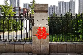 结婚红纸贴井盖图片